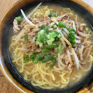 市販のラーメン　ひき肉のせ